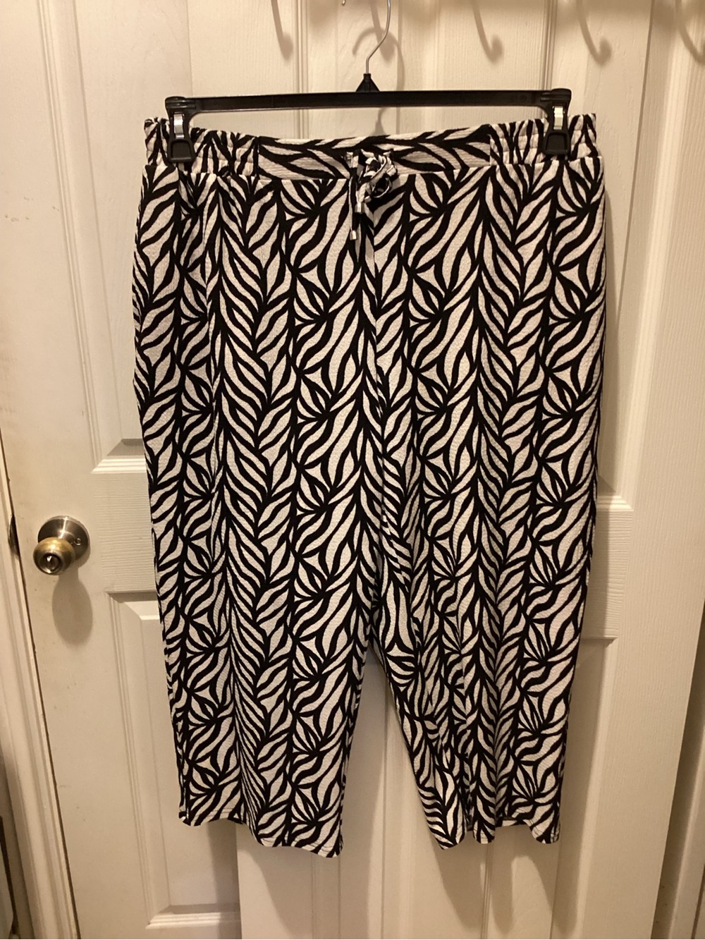 Soho Black & White Leaf-Print Capris